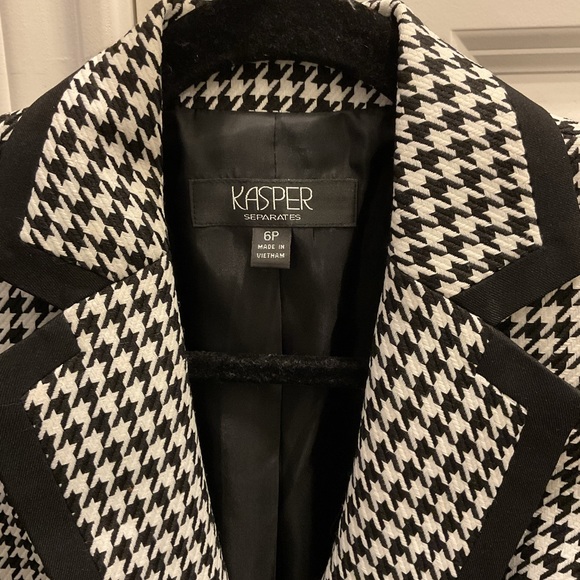 Kasper black and white houndstooth blazer size 6 petite - Picture 2 of 3